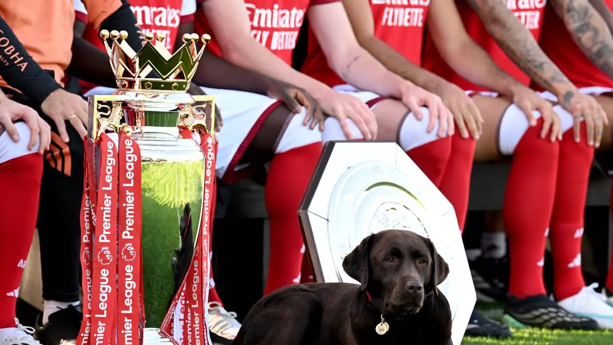 Arsenal’s Team Photo Gets a Four‑Legged Surprise