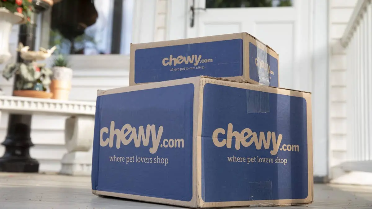 Chewy’s Extra-Wide Heated Cat House Gives Outdoor Kitties Room to Stretch Out and Stay Cozy All Winter