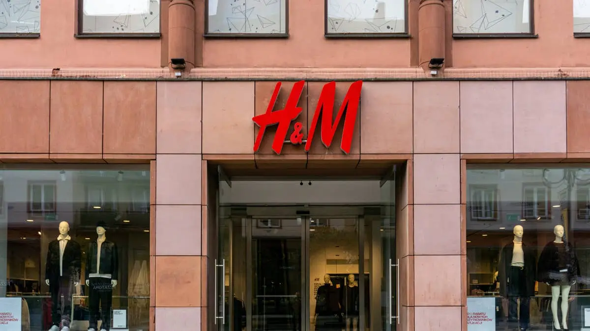 H&M’s $10 Plaid Dog Bone Blends Style with Play